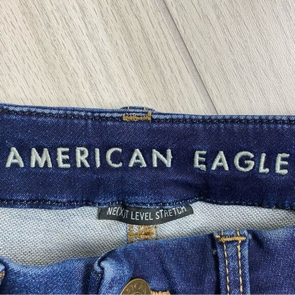 American Eagle | Distressed Curvy Hi Rise Jegging Size 4 (Extra Long) - Picture 8 of 10